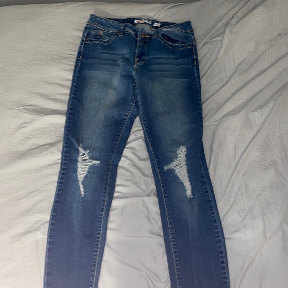 Size 11 mid rise knee ripped skinny jeans